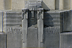 De beelden op voorgevel.
<br/>
Paul Paris, 2011